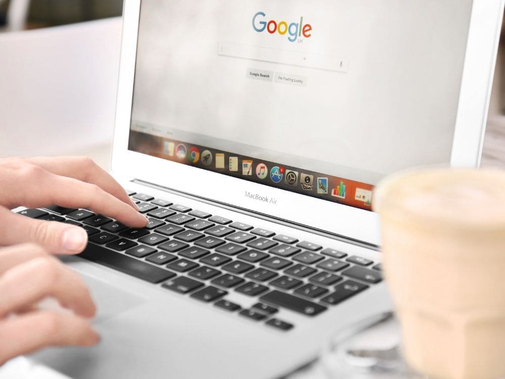 Google Ads é uma ferramenta de publicidade digital que ajuda empresas a promoverem seus produtos e serviços, exibindo anúncios relevantes nos resultados de pesquisa do Google e em sua rede de parceiros, gerando maior tráfego
